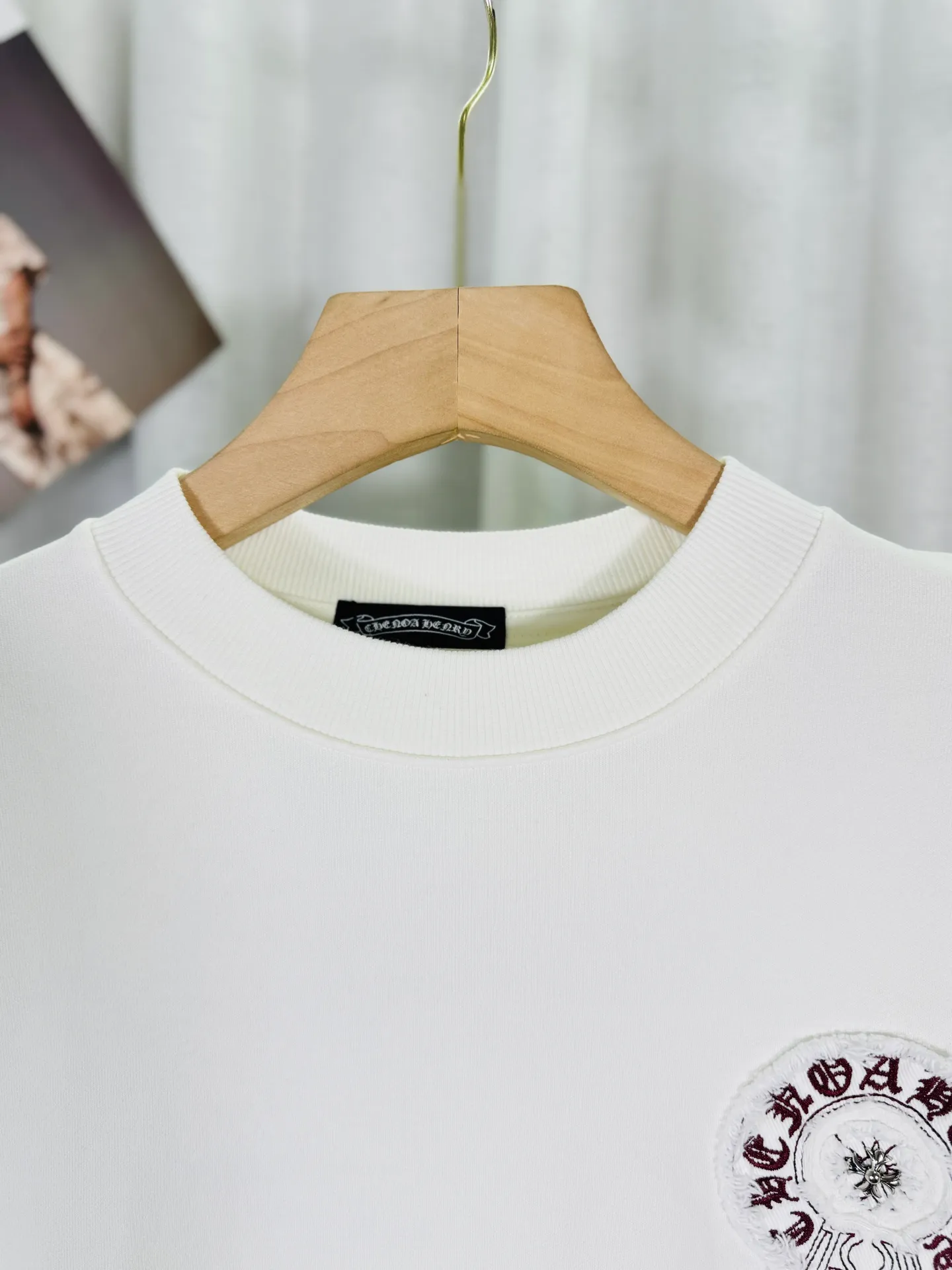 P260 top version, real shot without P, ​​different from market currency) 𝗖𝗵𝗿𝗼𝗺𝗲 𝗛𝗲𝗮𝗿𝘁𝘀/Croxin 2025 3D three-dimensional autumn and winter new original single counter American laser color printed patch embroidered couple casual sweatshirt 👑The highest version! Customized fabric 430g tripe terry fabric! Appliqué embroidery hardware accessories, best-selling items at the counter, very comfortable to wear. Accessories: original molded and authenticated collar label ➕ 100% silk wash water label. Genuine purchase-grade original hangtag➕matching hanging rope➕3D hanging beads➕original packaging bag. Craftsmanship: The original version has consistent wiring! The highest version of the armhole matching technique! Color: White Black Size: S M L XL Style No.: 9305